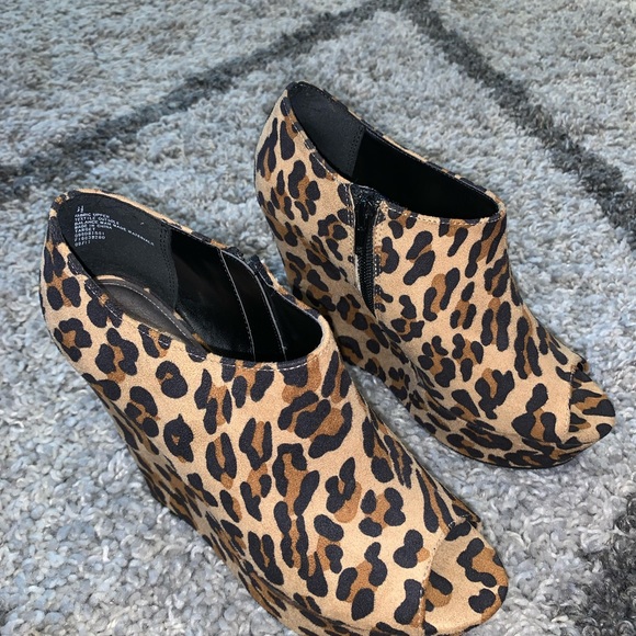 Leopard Print Wedge - Picture 2 of 4